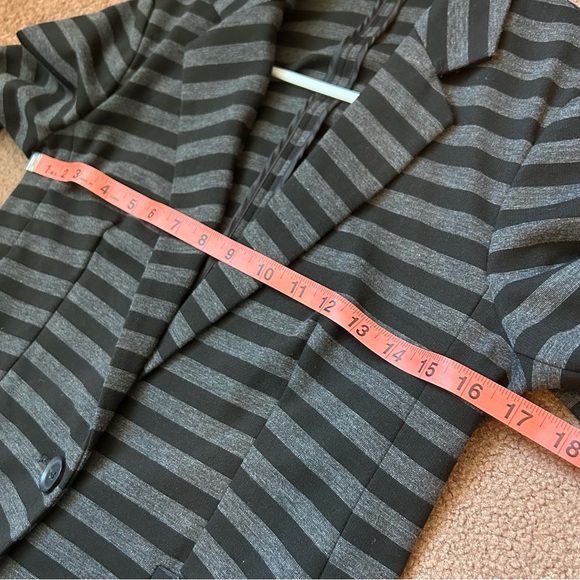 Women’s Express Gray & Black Striped Blazer Size Small - Picture 4 of 5